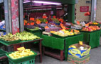 Una bancarella con frutta e verdura