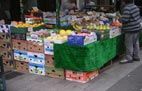 Una bancarella con frutta e verdura