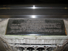 Il testo scritto sulla targa di bronzo che si trova sulla parte superiore inclinata della struttura che contiene la Pietra 