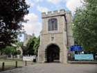 Curfew Tower con sullo sfondo St Margaret's Church