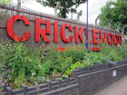 La scritta "Cricklewood" all'uscita della stazione