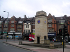 All'inizio della prosecuzione (in salita) di Finchley Road trovate questo orologio