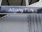 Il cartello alla stazione di Albany Park