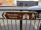 Cartello che indica la direzione del Neasden Temple