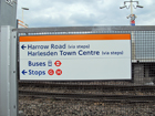 Il cartello alla stazione indica le due possibili destinazioni