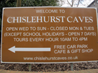 Il cartello che indica la direzione di Chislehurst Caves