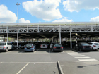 La tettoia del parcheggio del fronteggiante supermercato