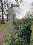 Il cartello che segnala il sentiero, una scorciatoia (supponiamo) per il Villaggio di Knockholt