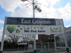 Il cartello alla stazione di East Croydon