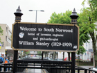 La targa che ricorda al Visitatore di essere giunto a South Norwood, dove visse William Stanley