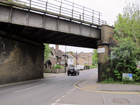 Il ponte ferroviario che sovrasta Old Lodge Lane