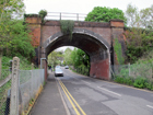 Il ponte ferroviario che sovrasta Lower Barn Road