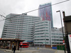 West Croydon Bus Station sormontato da enormi grattacieli