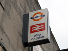 Il cartello fuori alla stazione di West Croydon