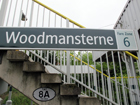 Il cartello con la scritta "Woodmansterne" che trovate alla stazione