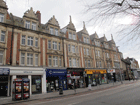 Edifici tipici nei pressi della stazione di Ealing Broadway