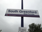 Il cartello alla stazione: sotto "South Greenford" si legge, in caratteri ridotti, "West Perivale"