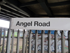 Il cartello alla stazione di Angel Road