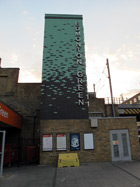 La torre accanto alla stazione che riporta (in verticale) il nome "Edmonton Green"