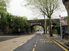 Il ponte ferroviario che sovrasta Vera Avenue