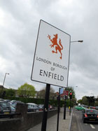 Targa che riporta il simbolo del "London Borough of Enfield"