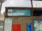 Il cartello alla stazione di Deptford Bridge