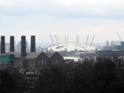 Oltre i vecchi edifici, si nota la struttura di quello che venne originariamente chiamato "Millennium Dome", oggi "O2"