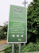 Il cartello che indica la direzione di Kidbrooke Village