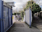 Il cancello all'uscita dalla stazione di New Eltham