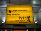 Tabellone che indirizza i viaggiatori arrivati verso i vari terminali