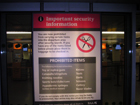 Tabellone che informa i viaggiatori in merito agli articoli pericolosi che non possono essere portati a bordo