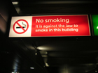 Tabellone che ricorda il divieto di fumo 