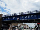 Il ponte della metropolitana con la scritta "RUISLIP MANOR"	