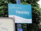 Il cartello che dà il "Benvenuto a Yiewsley"