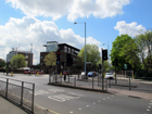 L'incrocio tra Syon Lane (nord), London Road (ovest-est) e Twickenham Road (sud)