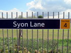 Il cartello della stazione di Syon Lane