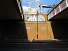 Il ponte e le due targhette che indicano l'inizio di Coombe Road e High Street