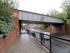 Il ponte ferroviario che sovrasta Central Road