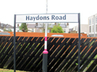 Stazione di South WimbleIl cartello con la scritta "Haydons Road" lungo la piattaforma della stazionedon