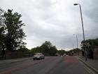 Il ponte su cui scorre Carshalton Road, sovrastando la linea ferroviaria e tramviaria