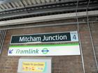 I cartelli della stazione e del tram di Mitcham Junction