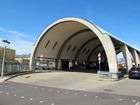 La copertura semicilindrica del parcheggio antistante la stazione