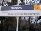 Il cartello della stazione indica la vicinanza della University of Roehampton