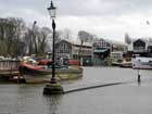 Ed, infatti, mentre passavamo il livello del Tamigi era talmente alto, che aveva inondato la stada. Di fronte, si vede Eel Pie Island.
