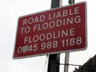 Il cartello segnala il pericolo di inondazioni ....