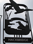 Cartello con la scritta "Hackbridge" e tre uccelli
