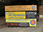 Il cartello che porge il benvenuto al campo della squadra del Sutton United