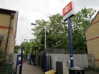 Il percorso che vi consente di uscire dalla stazione di West Sutton