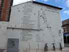 Sulla facciata laterale di questo palazzo è riportata la mappa di Wood Street con i suoi negozi al dettaglio