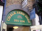 Cartello di un negozio: siamo in "Chalk Farm Road